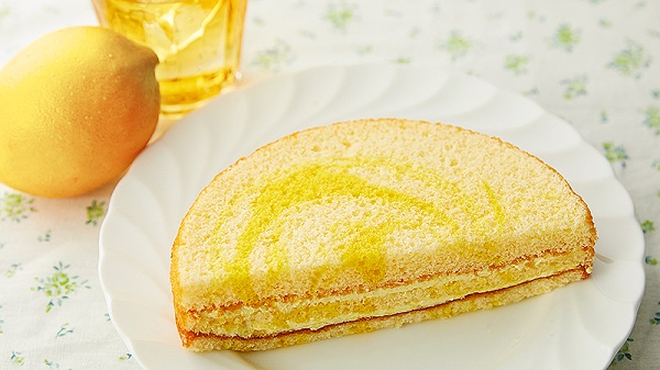 ローソンストア100 8月の新商品 パン部門 夏に食べたいカレー味の ダブルソーセージドーナツ や爽やかな レモンのマーブルサンドケーキ などが続々登場 Newspocket